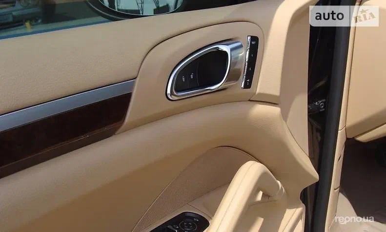 Porsche Cayenne 2013 - 11