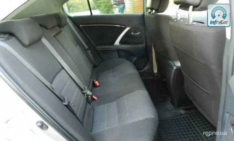 Toyota Avensis 2013 - 9