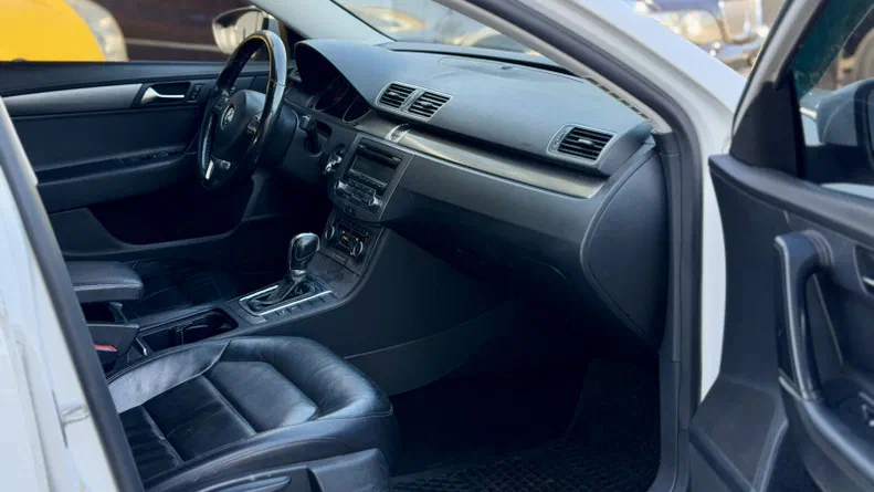 Volkswagen Passat 2011 - 17
