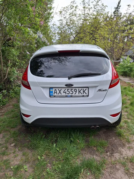 Ford Fiesta 2010 - 4