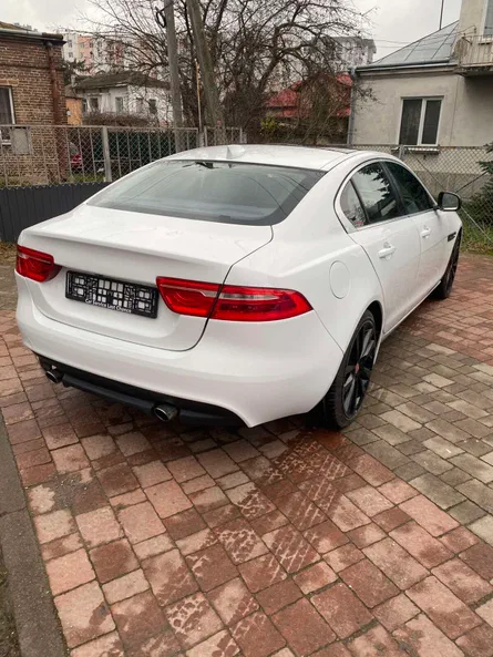 Jaguar XE 2018 - 9