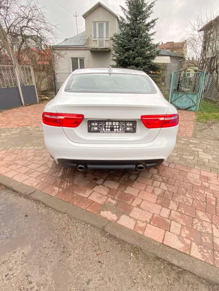 Jaguar XE 2018 - 10