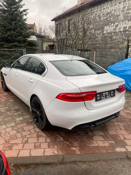 Jaguar XE 2018 - 8