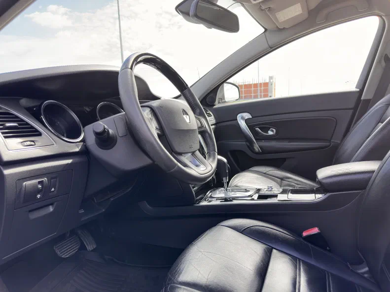 Renault Latitude 2011 - 13