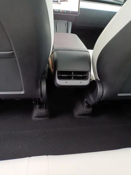 Tesla Model Y 2023 - 18