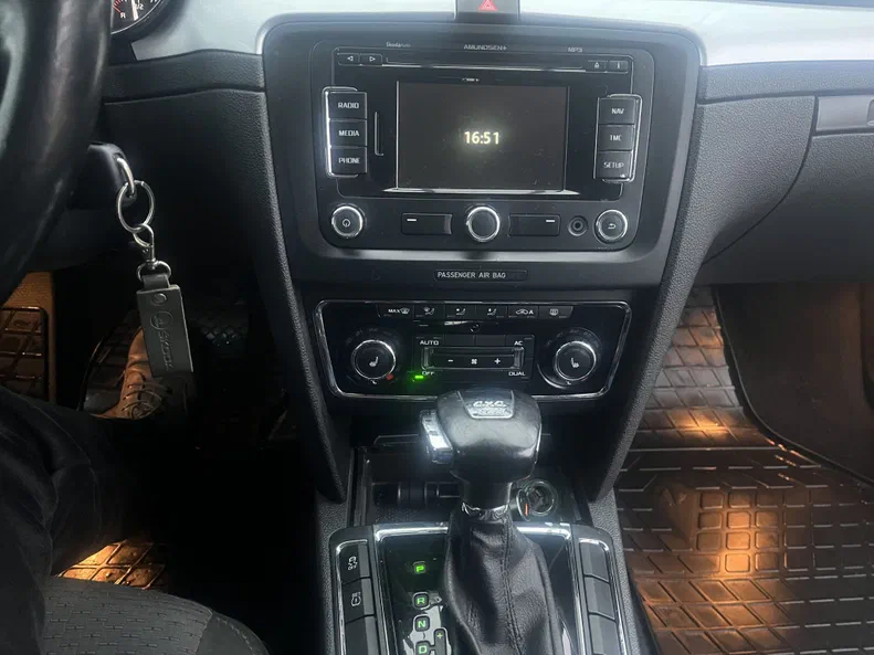 Skoda Superb 2012 - 17