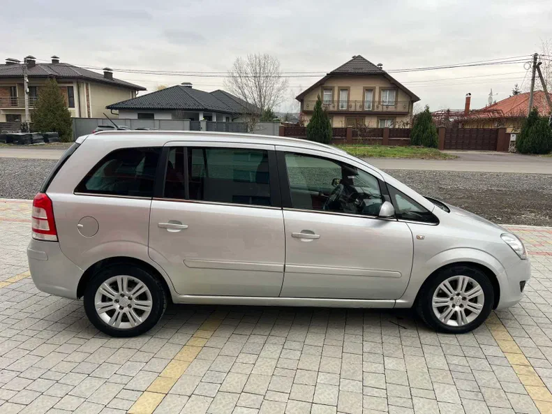 Opel Zafira 2009 - 12