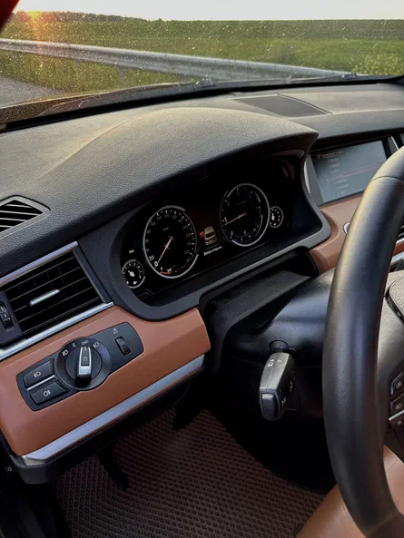 BMW 5 серія 2016 - 32