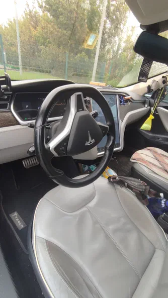 Tesla Model S 2015 - 12