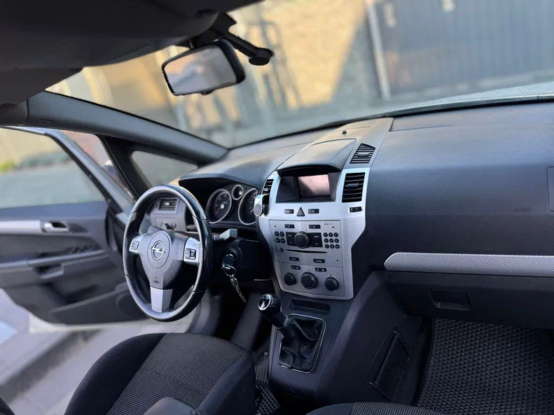 Opel Zafira 2009 - 12