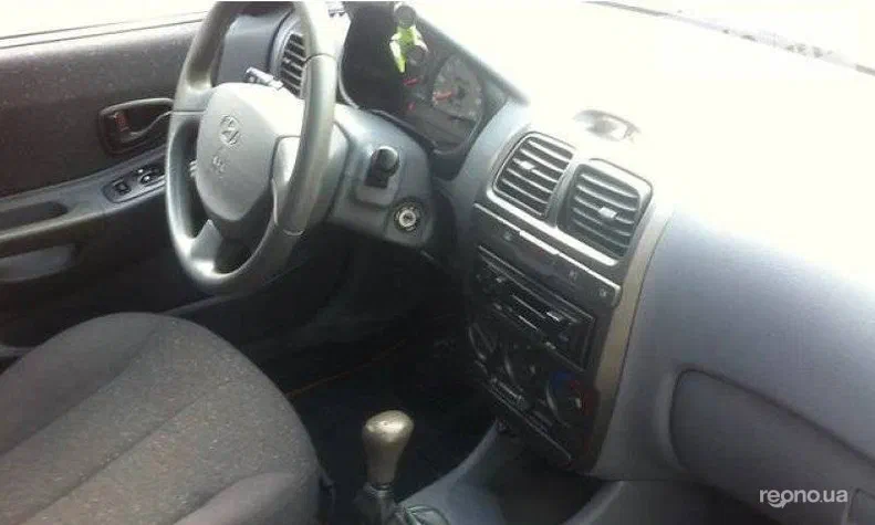 Hyundai Accent 2002 - 6