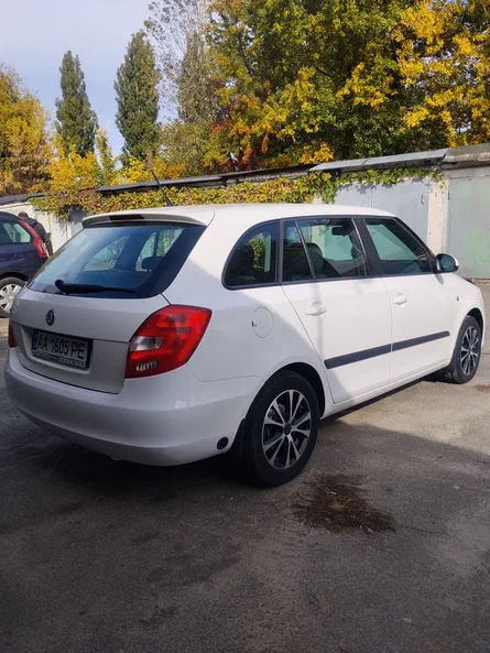 Skoda Fabia 2011 - 4