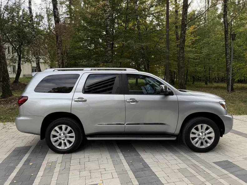 Toyota Sequoia 2021 - 7