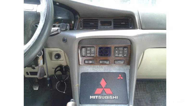 Mitsubishi Sigma 1993 - 10