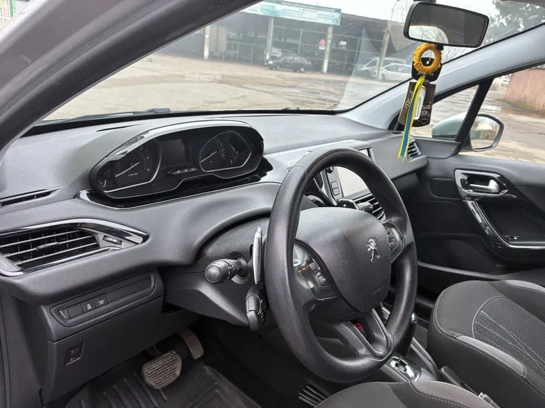 Peugeot 208 2013 - 12