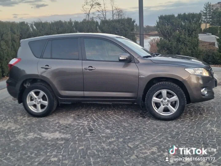Toyota RAV4 2010 - 8