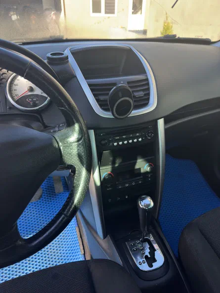 Peugeot 207 2008 - 1