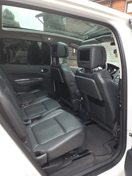 Peugeot 5008 2010 - 11