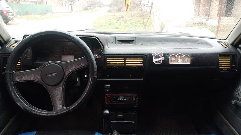Mazda 323 1986 - 6