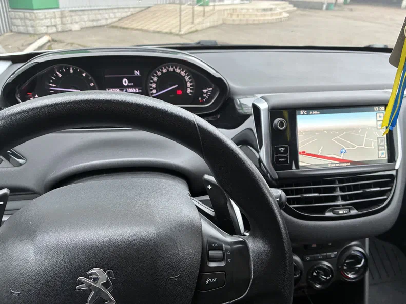 Peugeot 208 2013 - 10