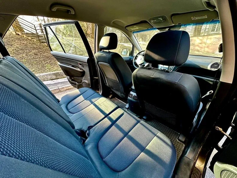 Kia Carens 2011 - 11