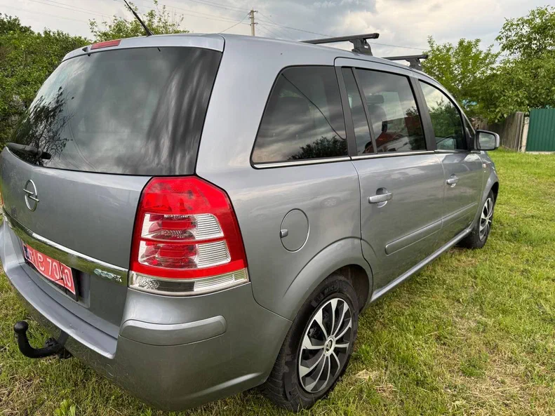 Opel Zafira 2010 - 11