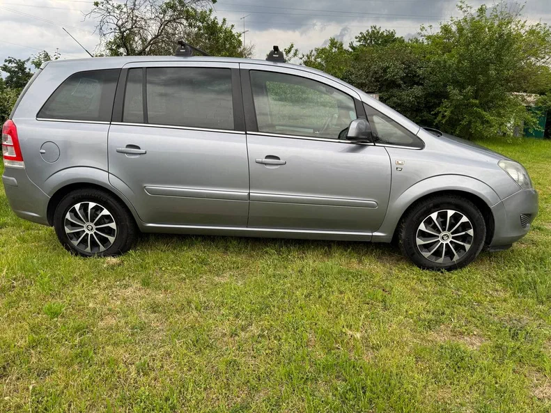 Opel Zafira 2010 - 2