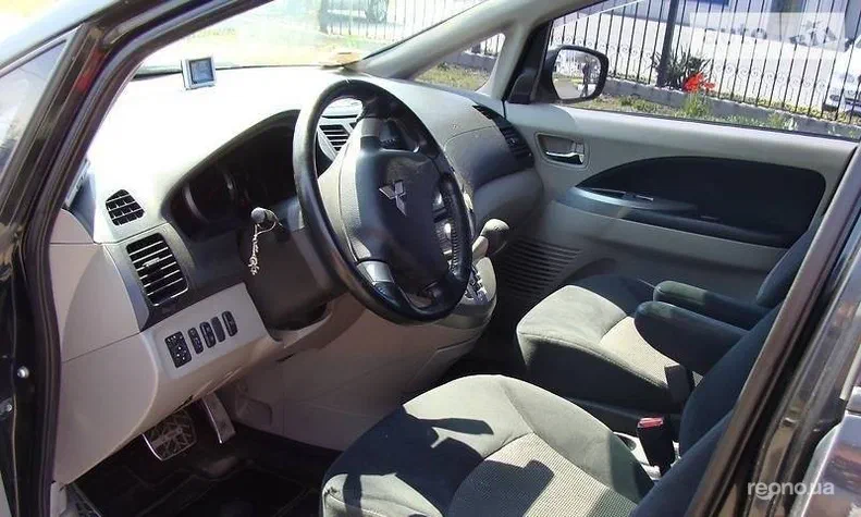 Mitsubishi Grandis 2008 - 6
