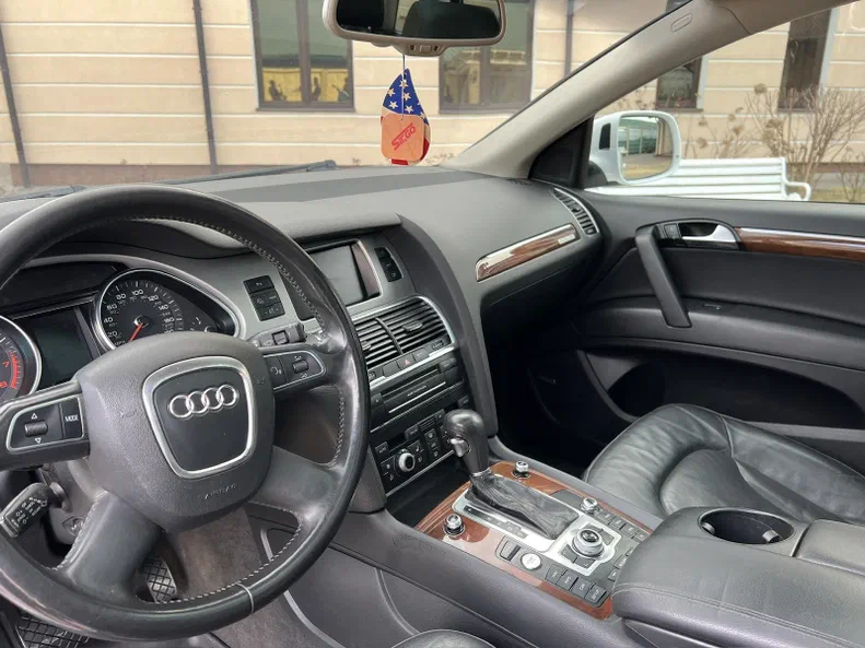 Audi Q7 2010 - 10