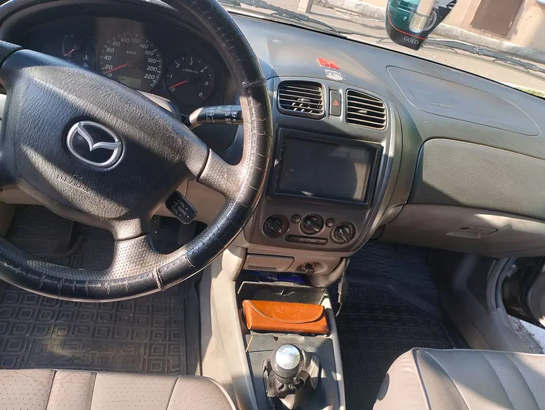 Mazda 323 2001