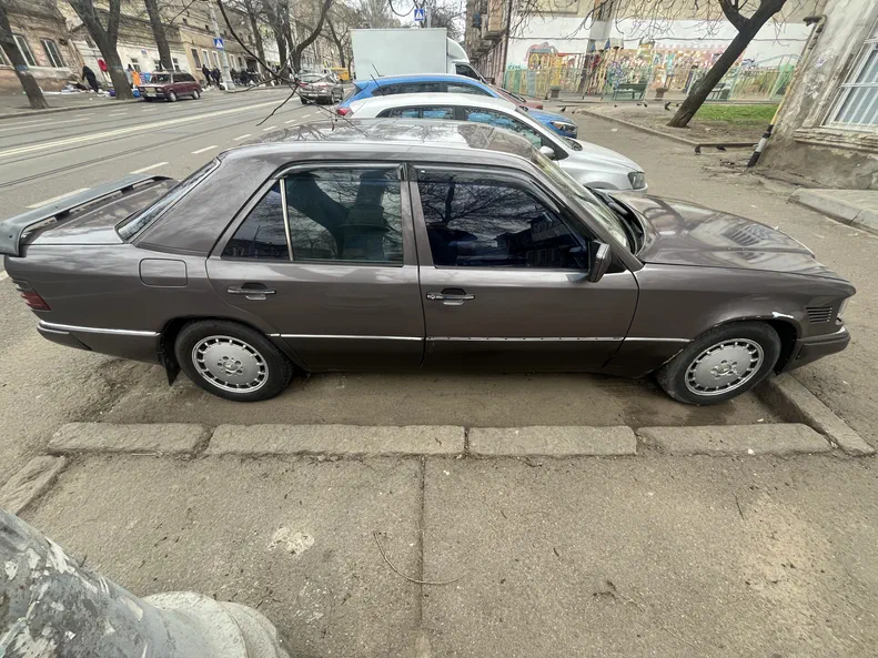 Mercedes-Benz W124 1990