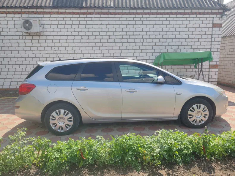 Opel Astra 2011 - 10