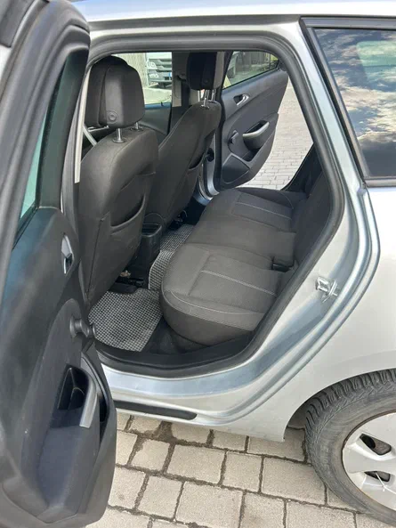 Opel Astra 2011 - 1