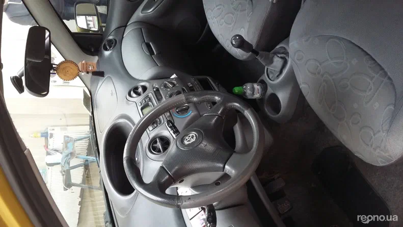 Toyota Yaris 2000