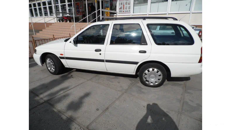 Ford Escort 2000 - 21