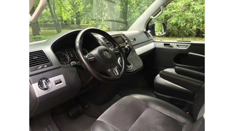 Volkswagen Multivan 2010 - 11