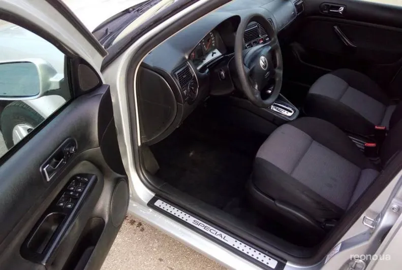 Volkswagen  Golf 2002 - 7