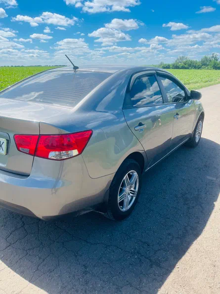 Kia Cerato 2011 - 4