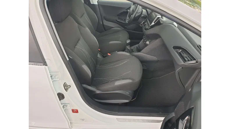 Peugeot 208 2012 - 10