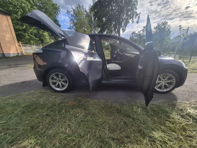 Tesla Model Y 2023 - 5
