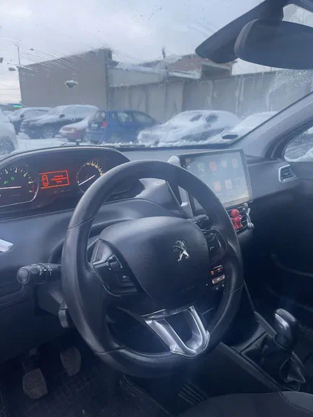 Peugeot 208 2014 - 11