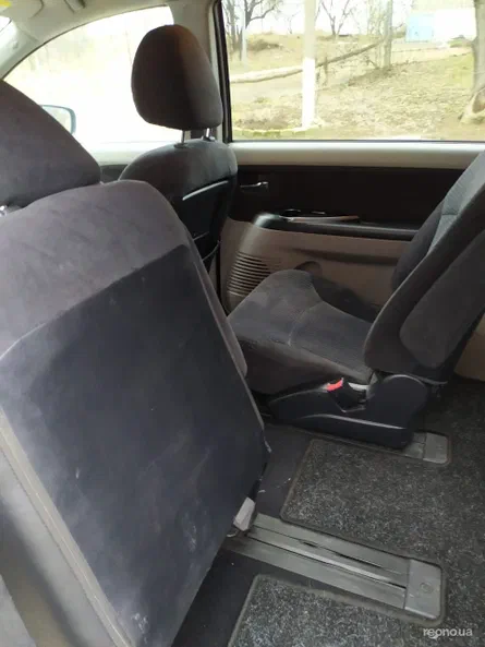 Mitsubishi Grandis 2005