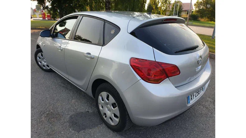 Opel Astra 2011