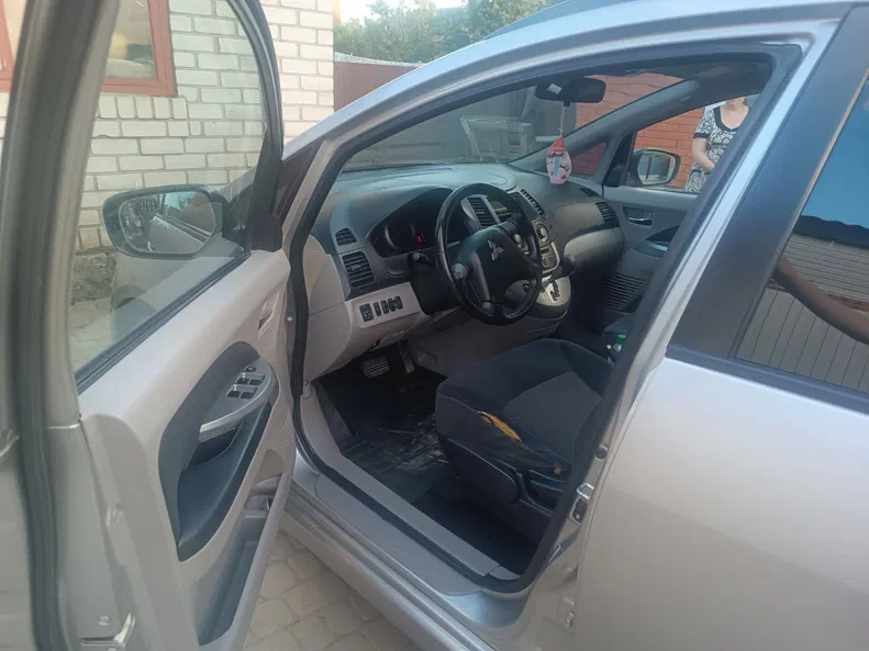 Mitsubishi Grandis 2008 - 4