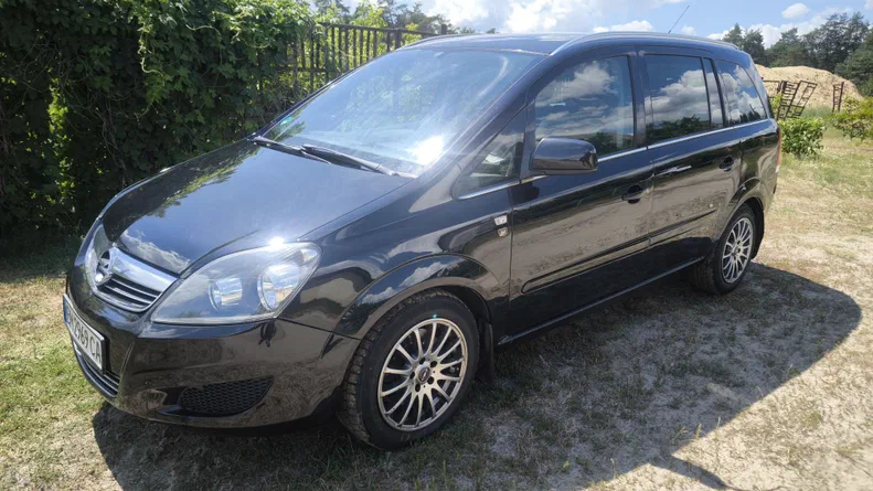 Opel Zafira 2010 - 1