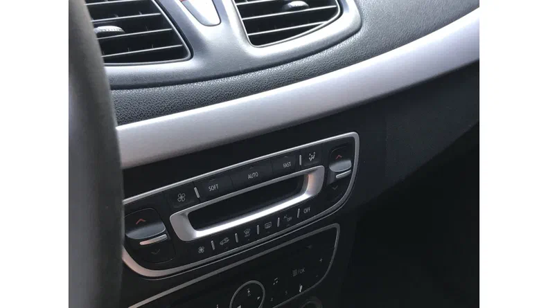 Renault Fluence 2012 - 18