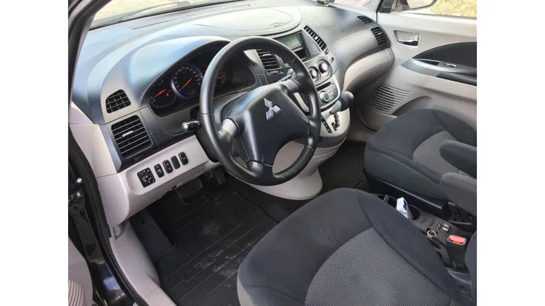 Mitsubishi Grandis 2008 - 16