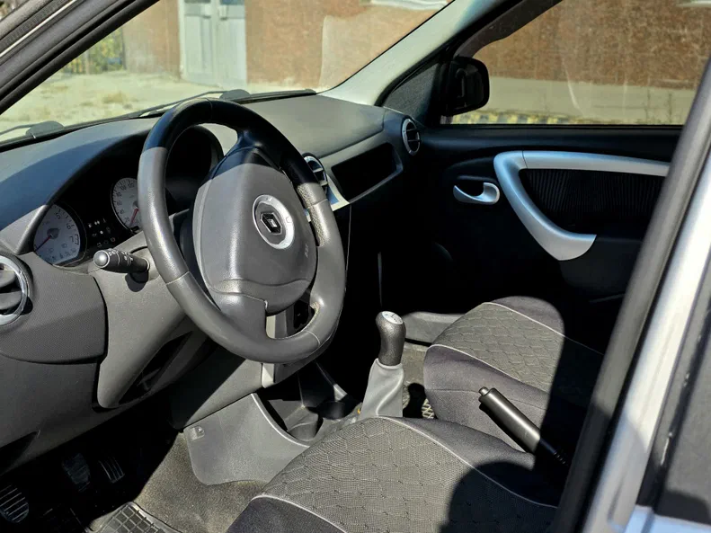Renault Logan 2011 - 18
