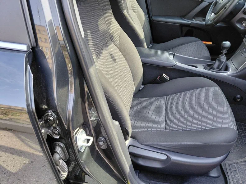 Toyota Avensis 2010 - 9