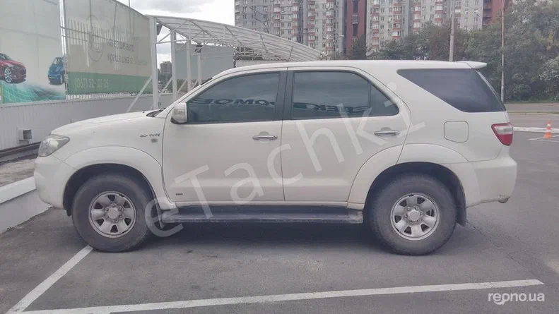 Toyota Fortuner 2011 - 6